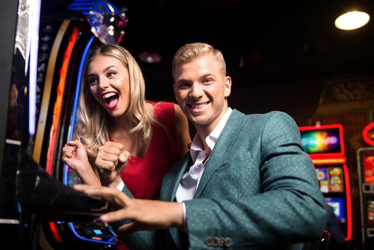 Dealer kasino langsung 15tahun sedang memandu permainan baccarat secara interaktif untuk pengguna Indonesia